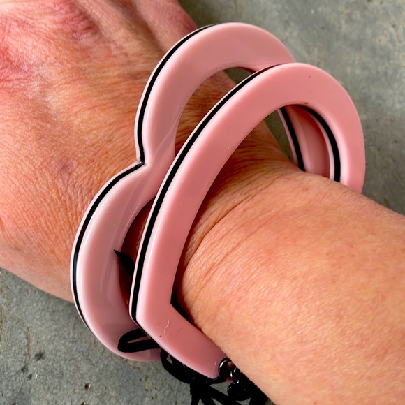 Vintage pair of Betsey Johnson pink black heart shaped bangles bracelets RARE - Picture 7 of 8